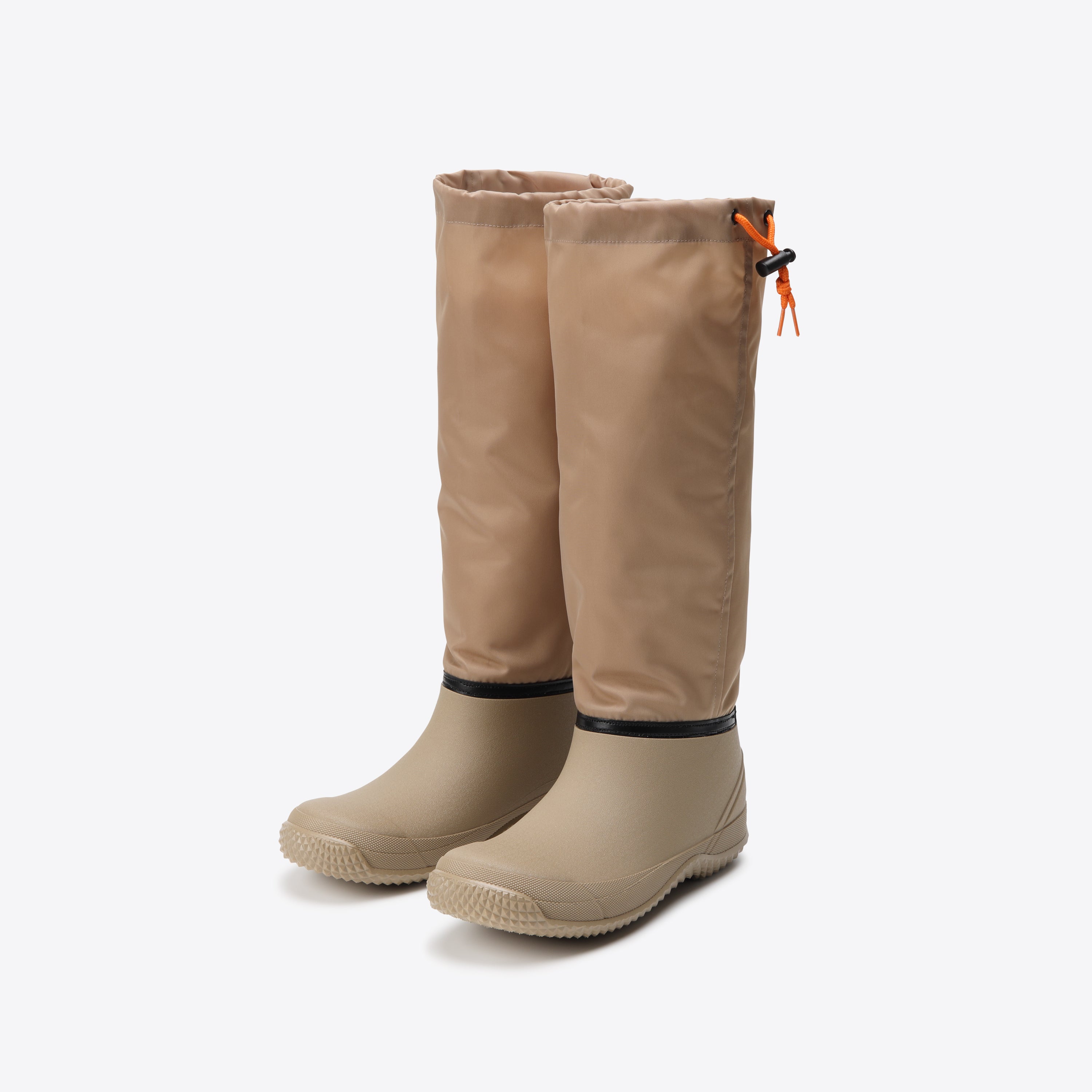マンダム#60 Actiboots　ベージュの両足
